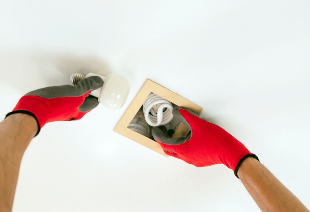 How to Choose the Right Electrical Gloves