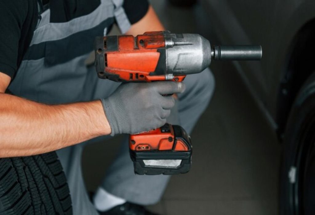 Understanding the 3/8 Impact Wrench: What It Is & Specs