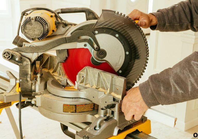 How to Cut a 45 Degree Angle With a Circular Saw