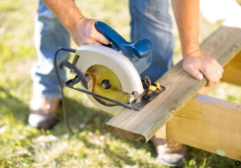 Can a Beginner Use a Circular Saw Safely and Effectively?