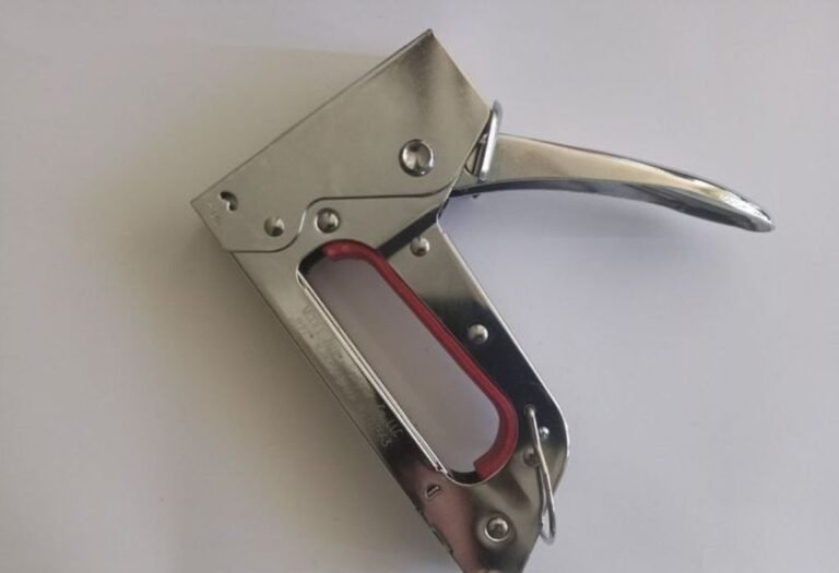 Electric vs Pneumatic Staple Guns: Which Tool Is Right for You?